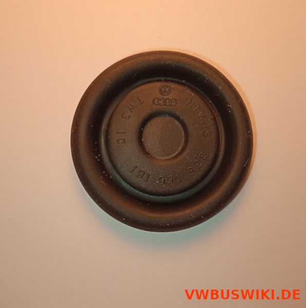 Datei:2021-04-10 191971928 Karosseriestopfen bei batterie Richtung Innenraum VW-T4-ACV-MJ1999 Bild1.jpg