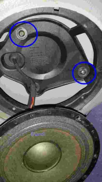 Datei:SP6 Schrauben des Lautsprechers entfernen.jpg